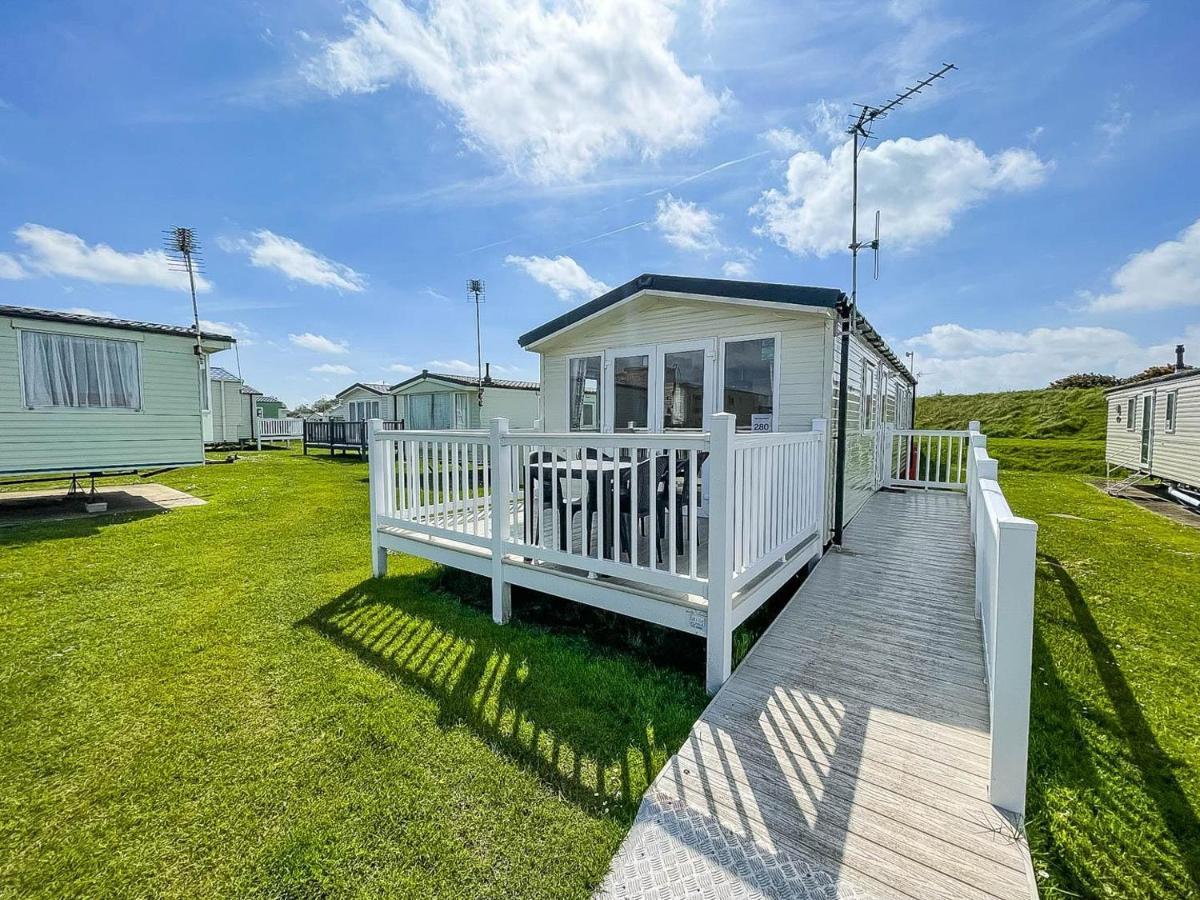 8 Berth Caravan With Decking To Hire At Naze Marine In Essex Ref 17280C Walton-on-the-Naze Exterior photo
