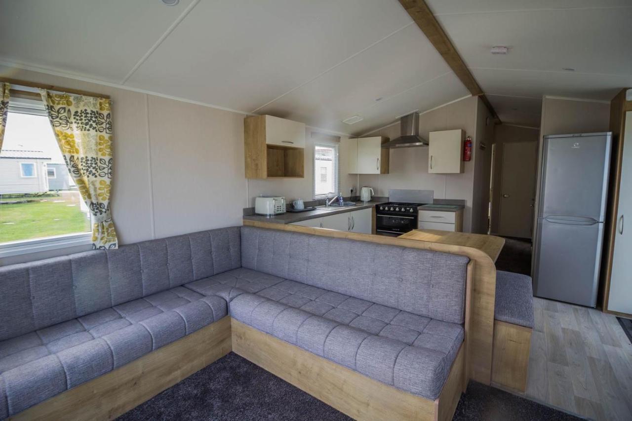 8 Berth Caravan With Decking To Hire At Naze Marine In Essex Ref 17280C Walton-on-the-Naze Exterior photo